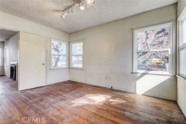 Detail Gallery Image 9 of 35 For 340 Avenue F, Redondo Beach,  CA 90277 - 3 Beds | 2 Baths