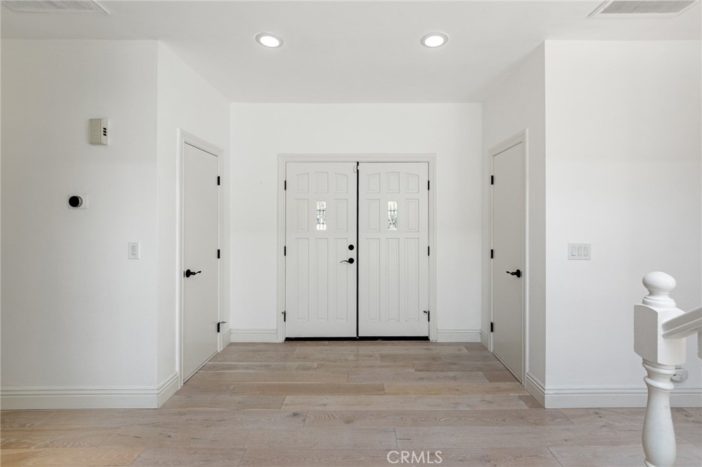 https://media.crmls.org/medias/fc1b83a5-55ac-4725-b668-050a4075fb95.jpg?preset=X-Large