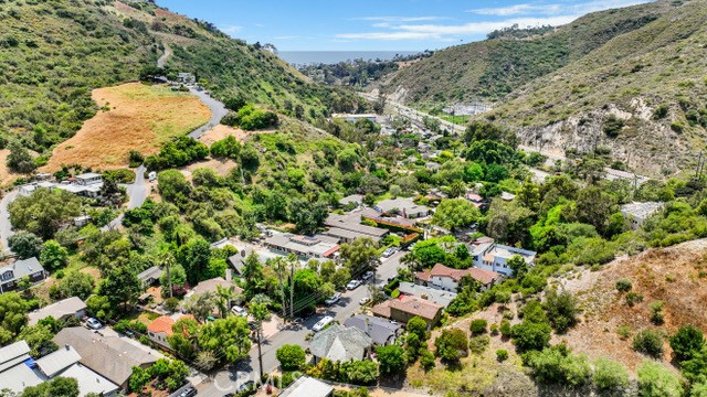 266 Canyon Acres Drive, Laguna Beach CA: https://media.crmls.org/medias/fc1d8d3e-58f0-4434-894b-c8f7f5390bde.jpg