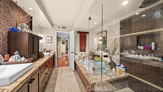 Detail Gallery Image 10 of 14 For 222 Monterey Rd #1005,  Glendale,  CA 91206 - 2 Beds | 2/1 Baths