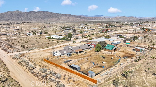 25733 Roundup Way, Apple Valley CA: https://media.crmls.org/medias/fc22e88b-4daf-4626-b893-0aa036ee50a3.jpg