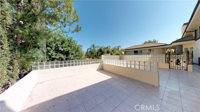 22500 N Summit Ridge Circle, Chatsworth CA: https://media.crmls.org/medias/fc2664e1-240b-4661-81d8-43594cf0f64b.jpg
