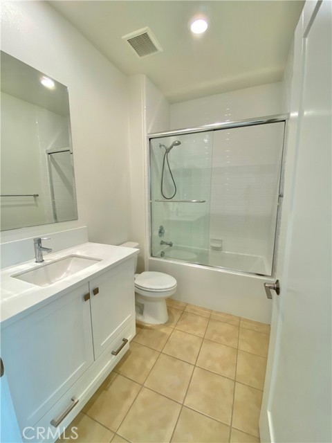 307 Magnet, Irvine CA: https://media.crmls.org/medias/fc271f3f-70f7-4899-8f9f-dae8bf45bc5f.jpg