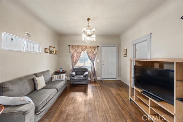 341 W 42nd St, Los Angeles CA: https://media.crmls.org/medias/fc272c76-cae0-43fc-bba7-267d00af3f88.jpg