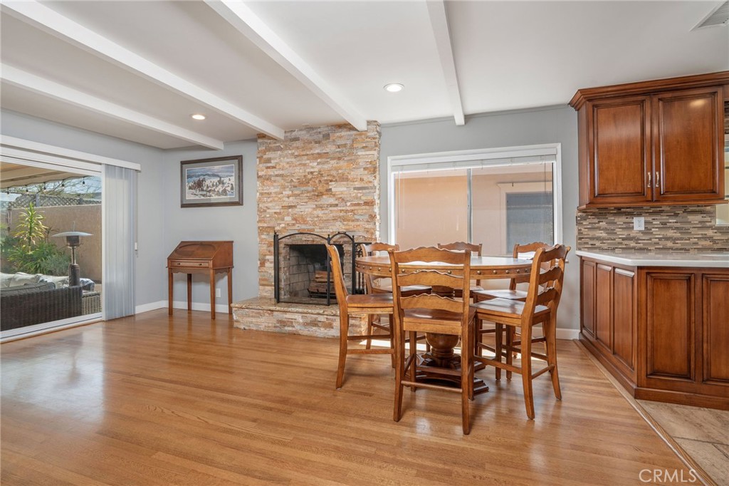 https://media.crmls.org/medias/fc283d19-d941-4a60-85a4-34e3cbbc6074.jpg?preset=X-Large