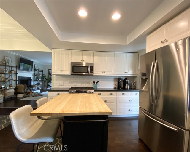 Kitchen with breakfast bar