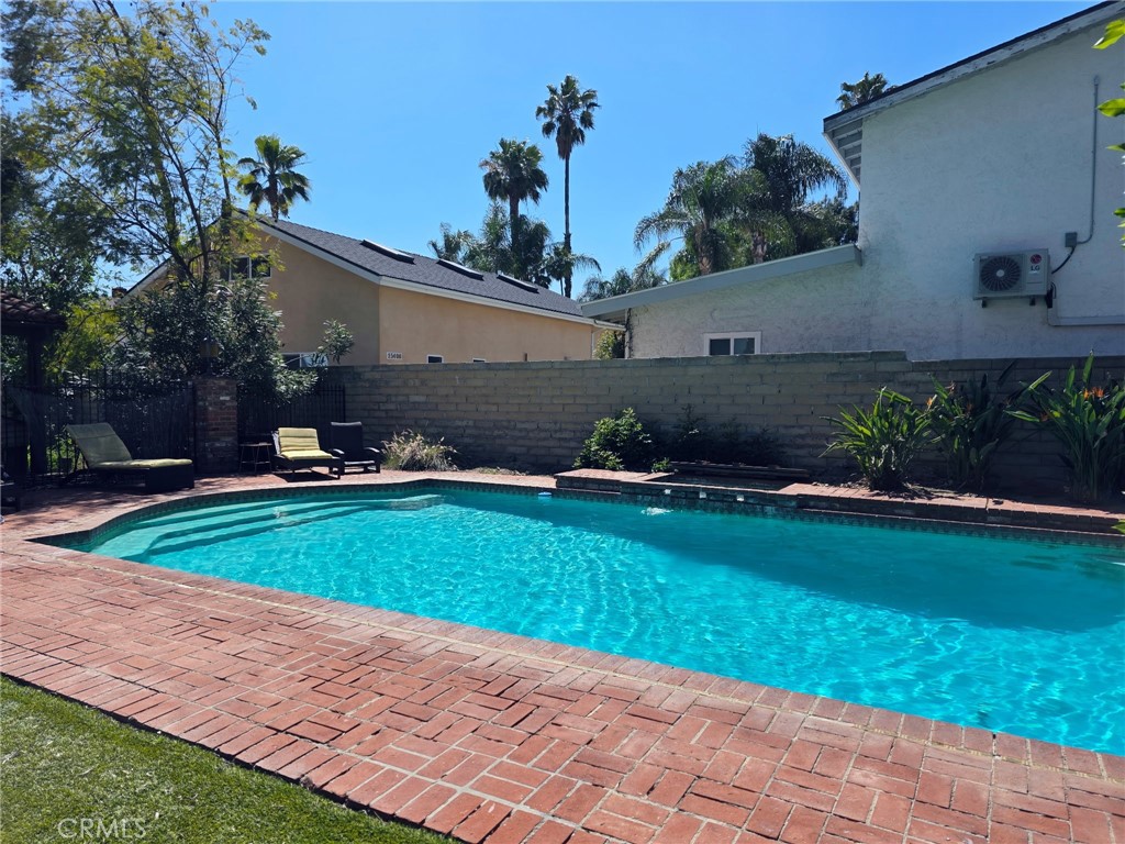 https://media.crmls.org/medias/fc2a4dda-e117-48be-bd18-09cfc0f49561.jpg?preset=X-Large