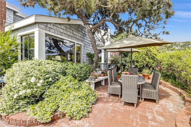 266 Grandview, Laguna Beach CA: https://media.crmls.org/medias/fc2a91e0-4c5a-4dba-b556-e4c0dd85fae0.jpg