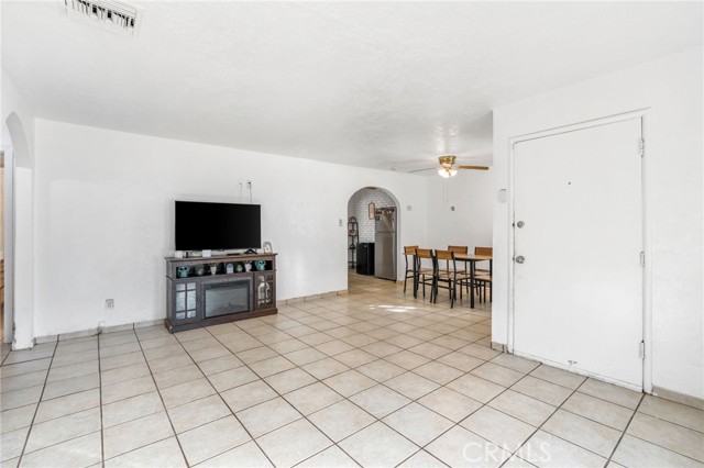 Detail Gallery Image 6 of 21 For 1562 N Fay, Fresno,  CA 93728 - 2 Beds | 1 Baths