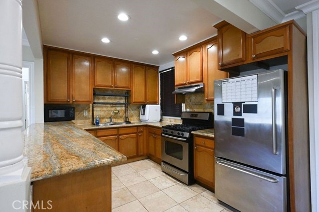 Detail Gallery Image 8 of 28 For 6437 Enfield Ave, Reseda,  CA 91335 - 3 Beds | 2 Baths