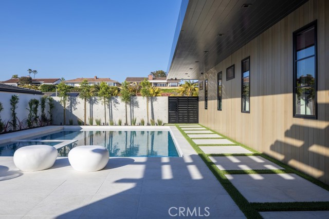 Detail Gallery Image 15 of 18 For 1233 Outrigger Dr, Corona Del Mar,  CA 92625 - 5 Beds | 5/1 Baths