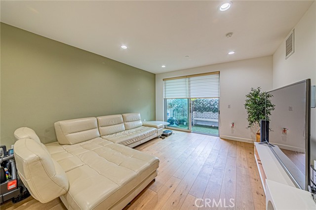 4813 Oakwood Avenue, Los Angeles CA: https://media.crmls.org/medias/fc31229a-42d9-4d89-9893-4b30201bfe17.jpg
