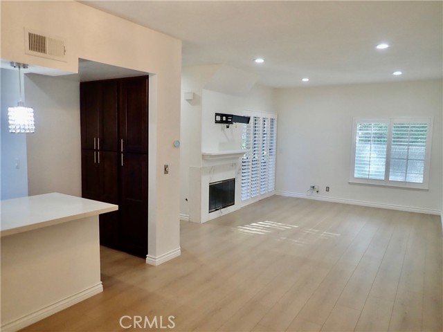 Detail Gallery Image 2 of 18 For 5423 Spanish Oak Ln a,  Oak Park,  CA 91377 - 2 Beds | 2/1 Baths