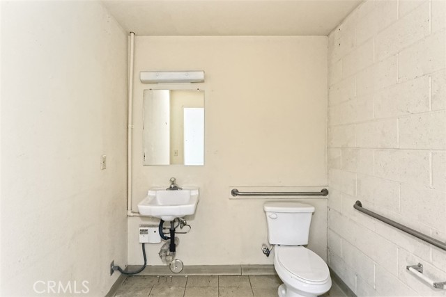 16530 Green Tree Blvd, Victorville, California 92395, ,Commercial Lease,For Rent,16530 Green Tree Blvd,CRHD25069126