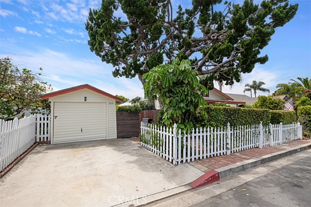 555 Through Street, Laguna Beach CA: https://media.crmls.org/medias/fc362452-9fe7-4288-ae0b-336d95fb4a60.jpg