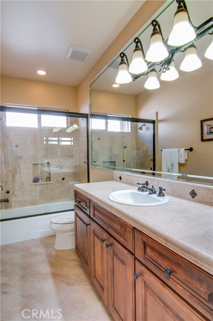 Upstairs Full Bathroom