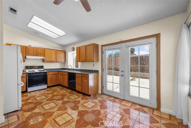 45260 7th E Street, Lancaster CA: https://media.crmls.org/medias/fc37dd99-269a-4703-8d85-5be8e78ddaa9.jpg