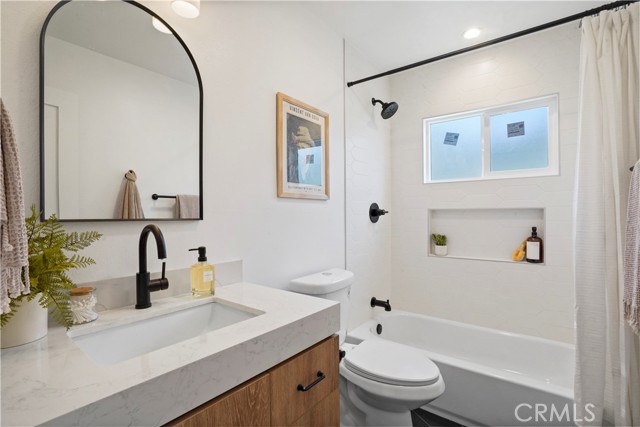 270 Fairfax Avenue, Ventura CA: https://media.crmls.org/medias/fc386625-cd05-4d40-895e-b39e861f8143.jpg