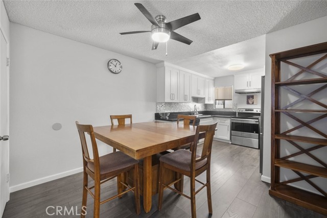 Detail Gallery Image 6 of 41 For 18555 Collins St #C18,  Tarzana,  CA 91356 - 2 Beds | 2 Baths