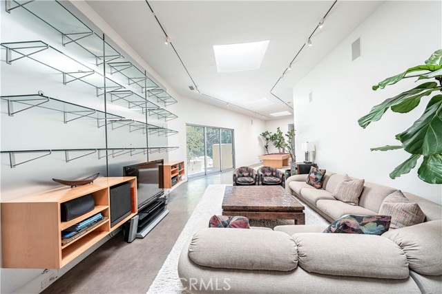 10272 Overhill Drive, North Tustin CA: https://media.crmls.org/medias/fc39ffda-7dd8-436d-9dcf-04c1bb107179.jpg