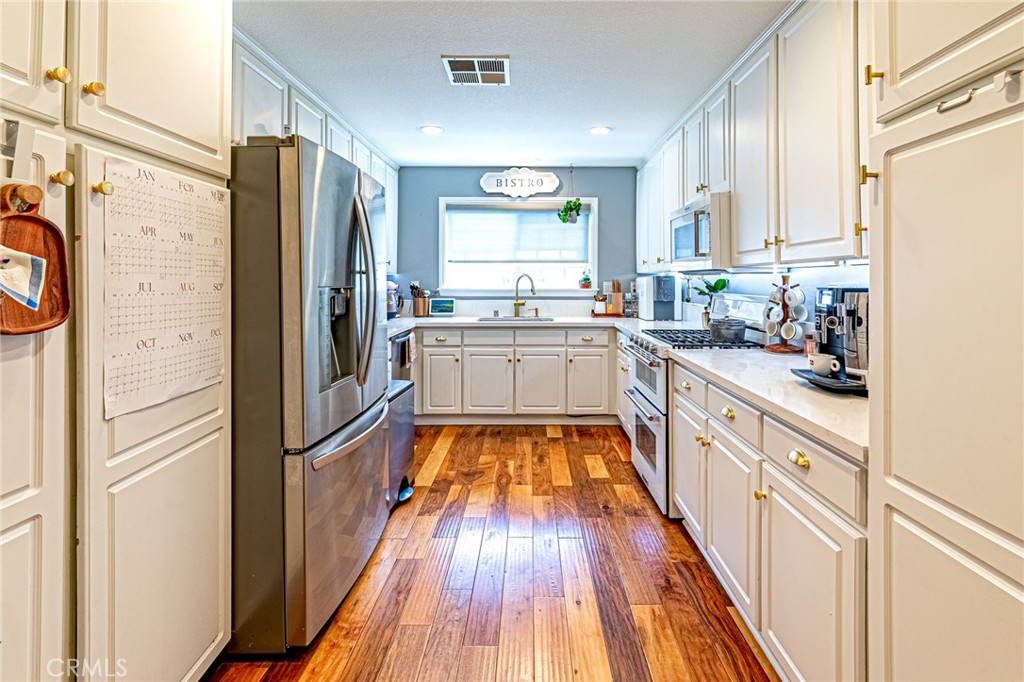 https://media.crmls.org/medias/fc3b0582-a153-410d-8534-f4b3cde10613.jpg?preset=X-Large