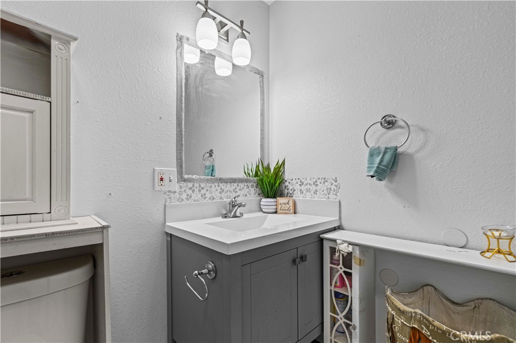https://media.crmls.org/medias/fc3d5e0f-e68e-4f69-b7ed-7815f9c4ed68.jpg?preset=X-Large