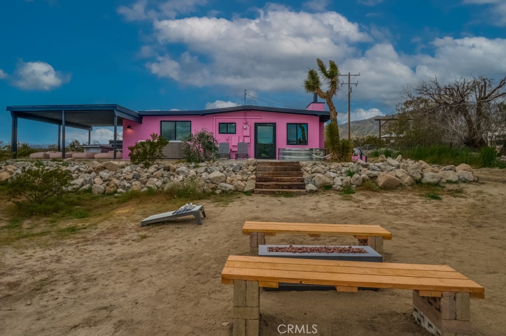 https://media.crmls.org/medias/fc438b60-36c6-4ad4-9c8f-b76315114c1f.jpg?preset=X-Large