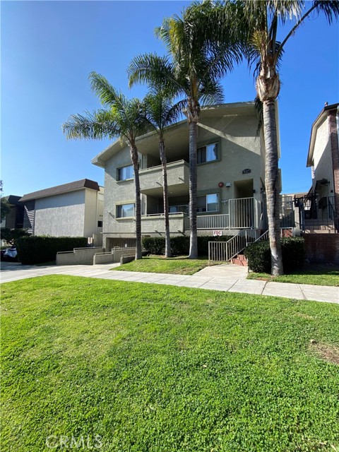 Detail Gallery Image 2 of 10 For 621 E Olive Ave #106,  Burbank,  CA 91501 - 3 Beds | 3 Baths