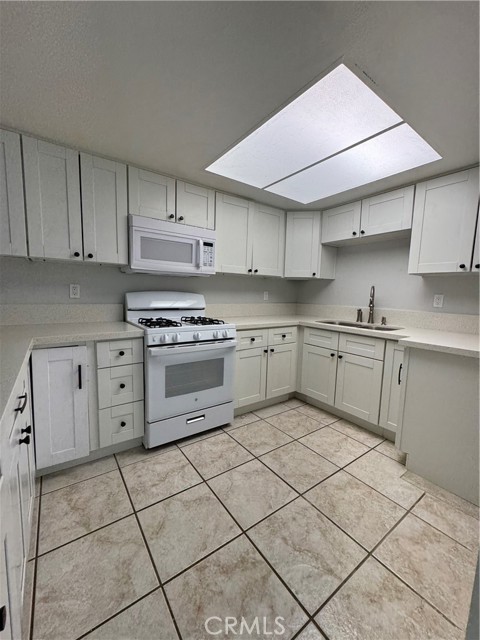 Detail Gallery Image 9 of 37 For 68711 Cedar Rd, Cathedral City,  CA 92234 - 3 Beds | 2 Baths