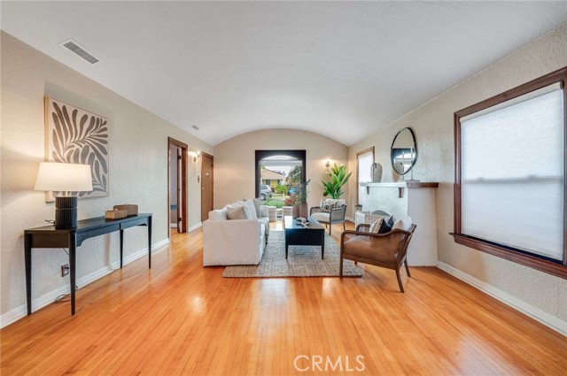 5855 Lemon Avenue, Long Beach CA: https://media.crmls.org/medias/fc462356-361d-4ee3-89ae-27690e990ddf.jpg