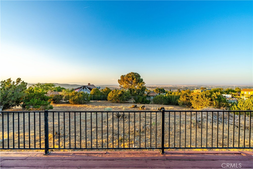 https://media.crmls.org/medias/fc48af7c-b3e6-495f-8013-474d43730b00.jpg?preset=X-Large