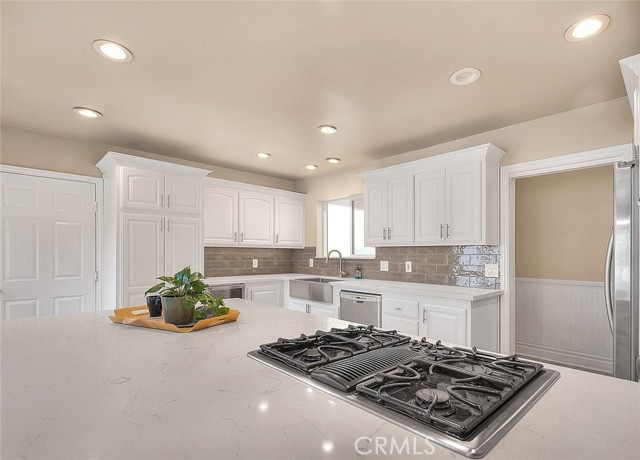 Detail Gallery Image 10 of 43 For 2149 W Cris Ave, Anaheim,  CA 92804 - 4 Beds | 2 Baths