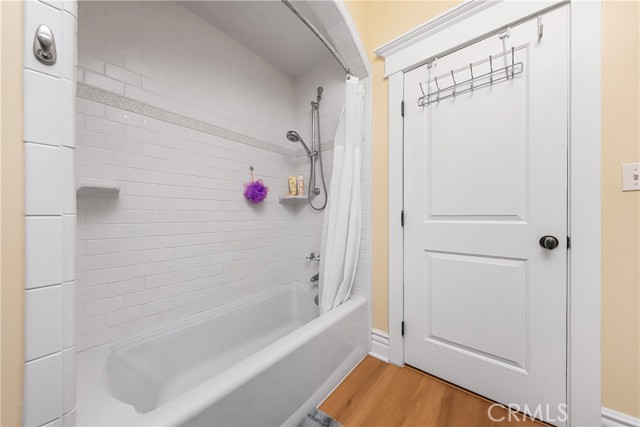 Ensuite tub & shower