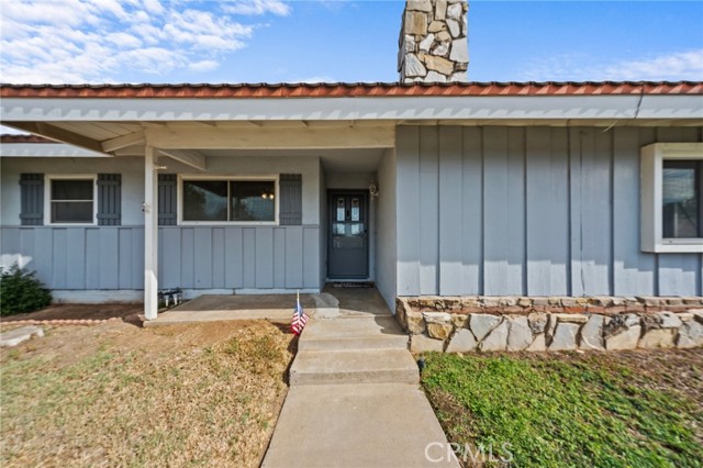 Detail Gallery Image 5 of 48 For 4195 Cedar Ave, Norco,  CA 92860 - 5 Beds | 2/1 Baths