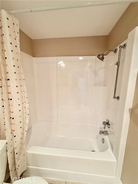 Very clean Tub/shower combo