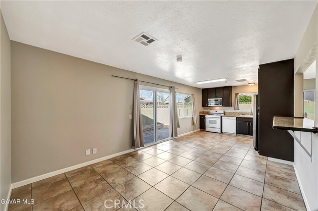Detail Gallery Image 12 of 45 For 43104 Lemonwood, Lancaster,  CA 93536 - 3 Beds | 2 Baths