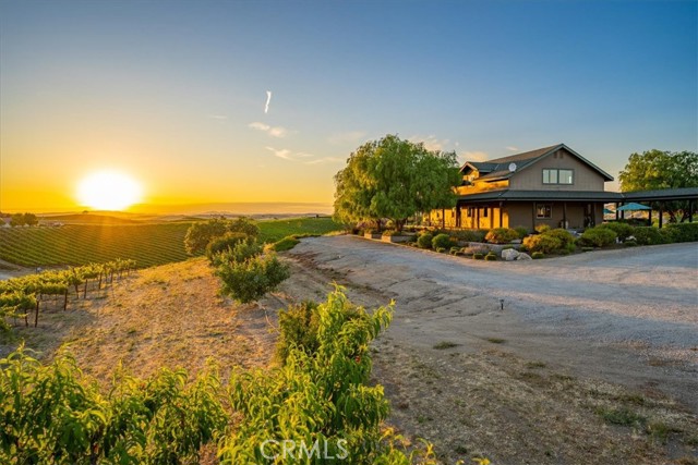 Detail Gallery Image 8 of 74 For 950 Indian Dune Rd, Paso Robles,  CA 93451 - 5 Beds | 4 Baths