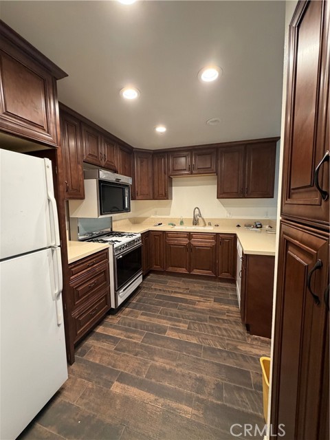 Detail Gallery Image 10 of 24 For 17811 Devonshire, Northridge,  CA 91325 - 3 Beds | 3 Baths