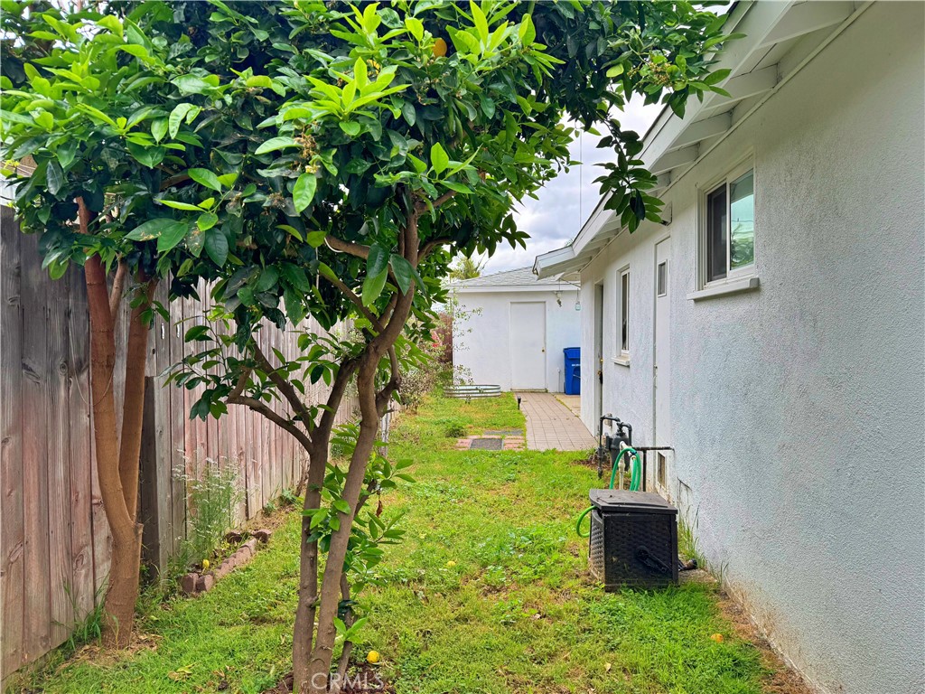https://media.crmls.org/medias/fc5ece2b-4700-41cb-816a-7e5337c1e2d7.jpg?preset=X-Large