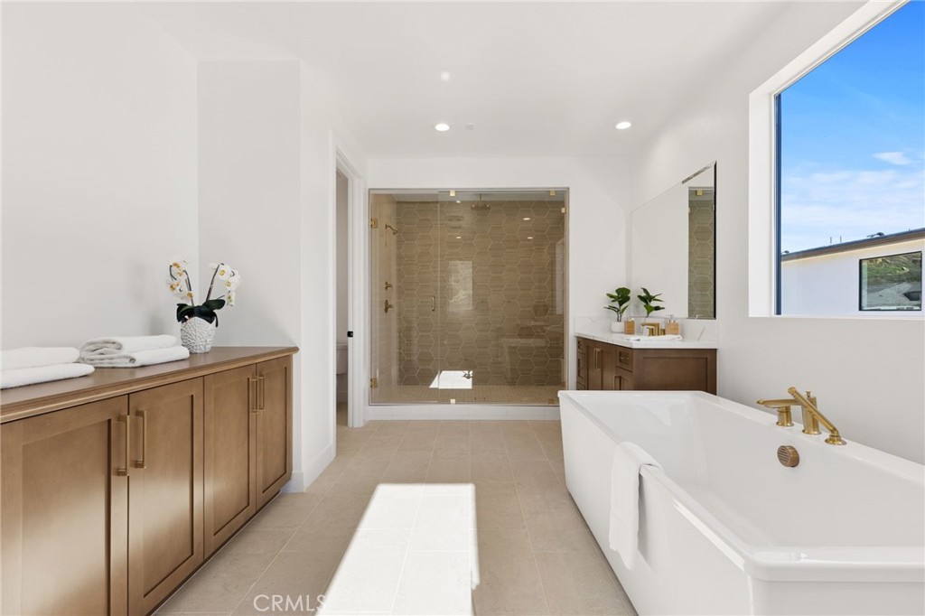 https://media.crmls.org/medias/fc634f35-2a5c-43ea-9ff4-50e6c317b78b.jpg?preset=X-Large