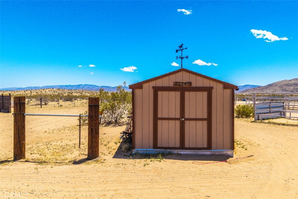 https://media.crmls.org/medias/fc656071-d1dd-4723-aaec-62d7bec59794.jpg?preset=X-Large