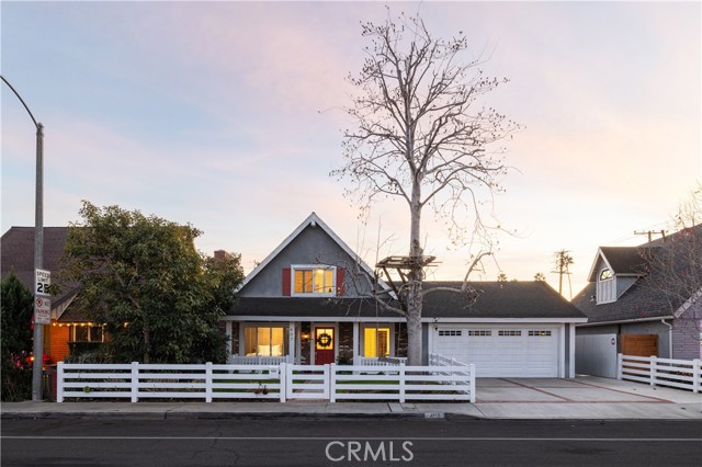 Detail Gallery Image 1 of 20 For 407 E 16th Pl, Costa Mesa,  CA 92627 - 4 Beds | 2/1 Baths