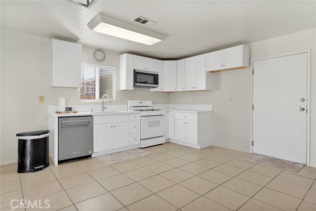Detail Gallery Image 9 of 23 For 10402 Cimmeron Trail Dr, Adelanto,  CA 92301 - 3 Beds | 2 Baths