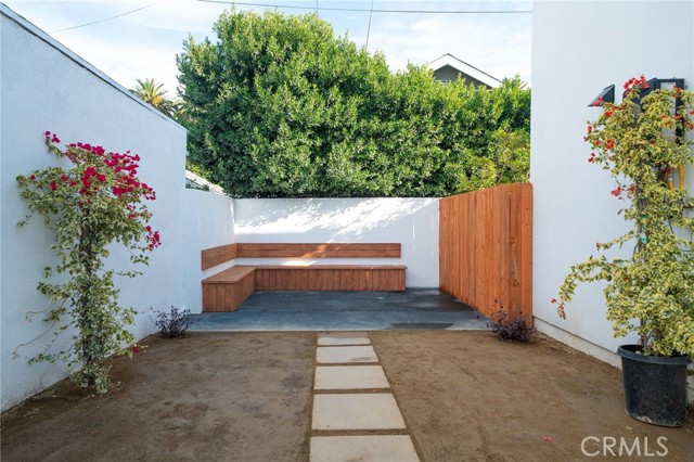 2342 S Cochran Avenue, Los Angeles CA: https://media.crmls.org/medias/fc67751e-8730-48a0-a839-b11a6f8c3c75.jpg