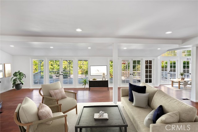 Detail Gallery Image 15 of 27 For 4800 Brewster Dr, Tarzana,  CA 91356 - 4 Beds | 4 Baths