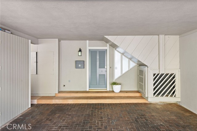 89 Blue Lagoon Villa, Laguna Beach CA: https://media.crmls.org/medias/fc6b1536-a1c9-41f7-9245-88ebff753c9a.jpg