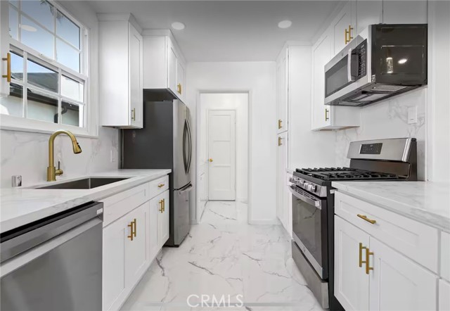 Detail Gallery Image 7 of 23 For 13831 Bessemer, Valley Glen,  CA 91401 - 3 Beds | 2 Baths