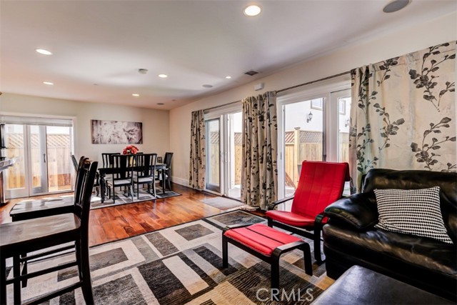 Detail Gallery Image 2 of 11 For 2504 23rd St #B,  Santa Monica,  CA 90405 - 2 Beds | 2 Baths