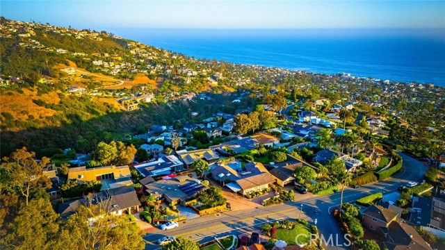 1687 Temple Hills Drive, Laguna Beach CA: https://media.crmls.org/medias/fc70ea1c-09d5-4d86-bf4d-0569c08904ff.jpg