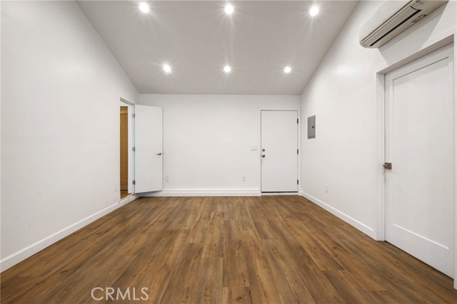 6617 Farralone Avenue, Woodland Hills CA: https://media.crmls.org/medias/fc7194a5-0018-457a-b5b9-386c9df44235.jpg